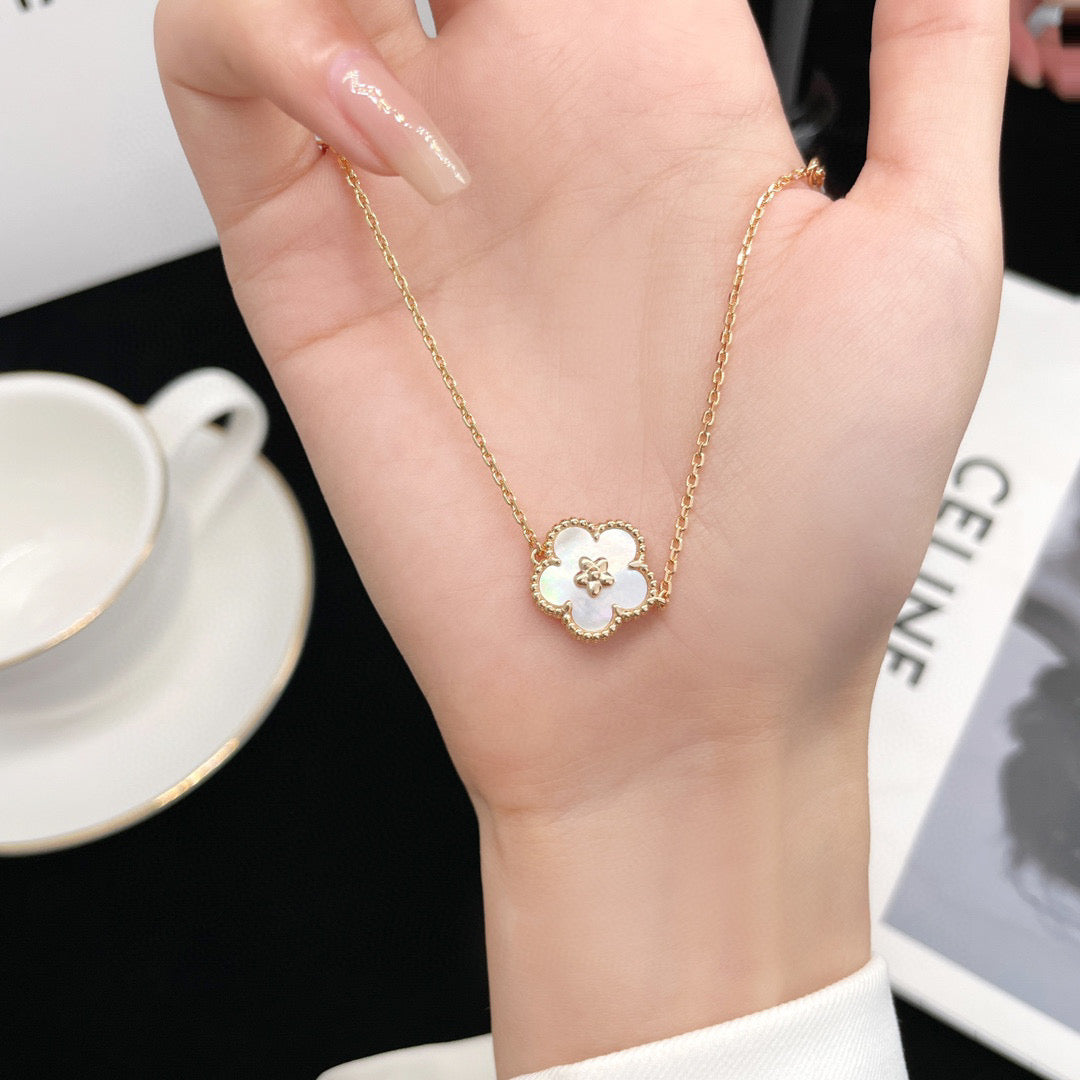 {
"Bling Jewelrys": "Bling Jewelry",
"LUCKY WHITE MOP PLUM BLOSSOM NECKLACE": "GLÜCKSBRINGER PFLAUMENBLÜTEN-HALSKETTE AUS WEISSEM PERLMUTT"
}