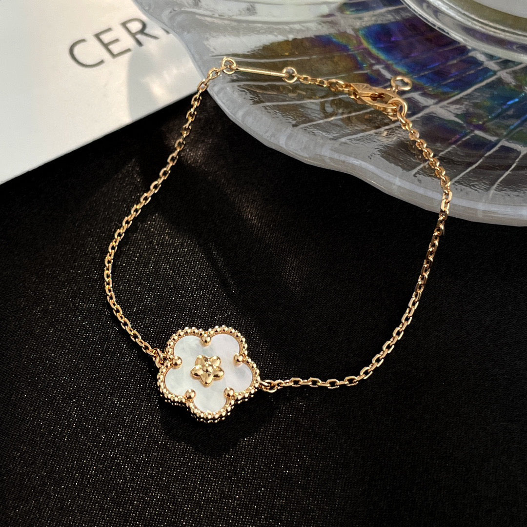 [Bling Jewelry] GLÜCKSBRACELETT MIT WEISSER PERLMUTT-PFLAUMENBLÜTE