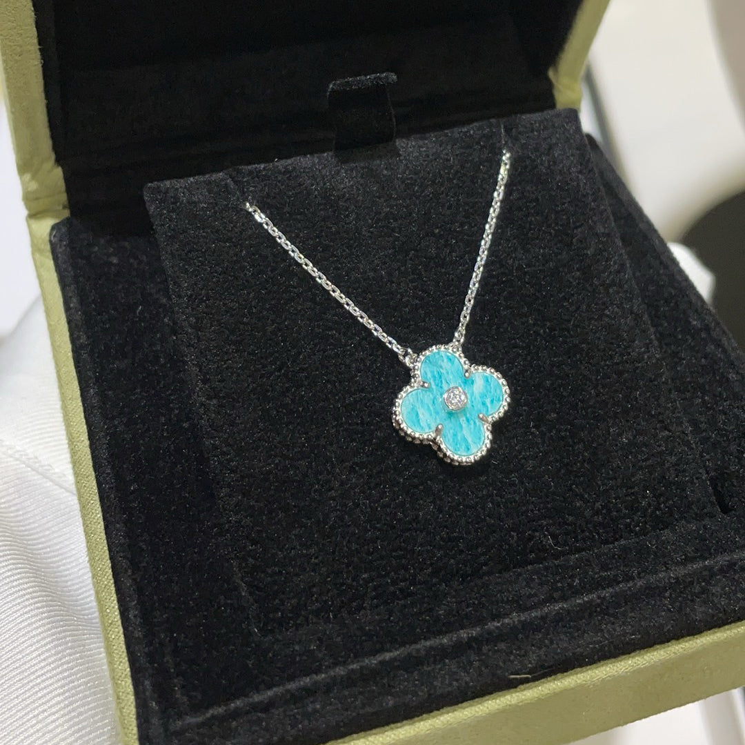 {
"Bling Jewelrys ": "Bling Jewelrys ",
"CLOVER 15MM DIAMOND SVRES PORCELAIN  NECKLACE SILVER": "KLEEBLATT 15MM DIAMANT SVRES PORZELLAN HALSKETTE SILBER"
}