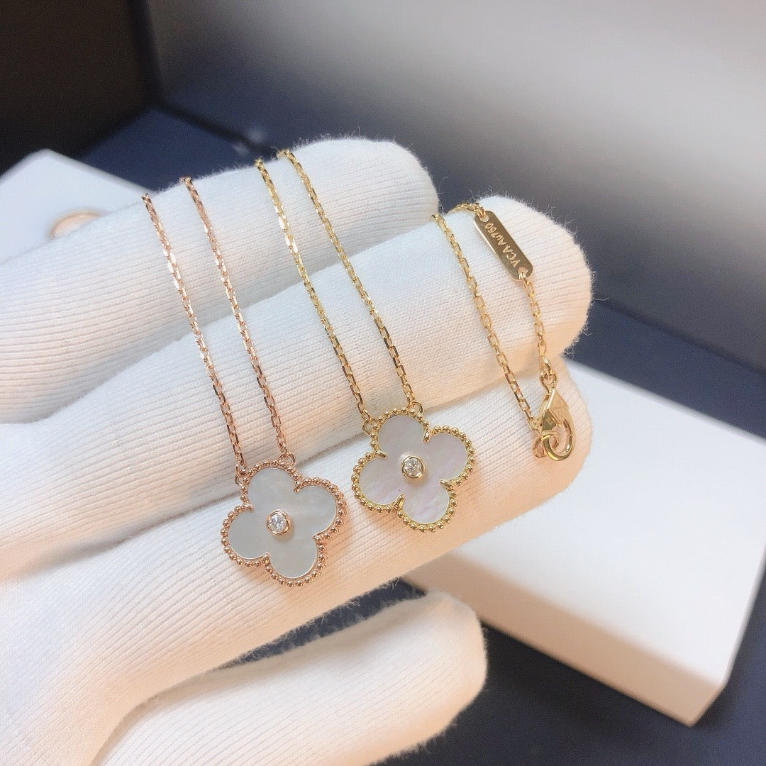 [Bling Jewelrys ]CLOVER 15MM DIAMOND WHITE FRITILLARIA NECKLACE