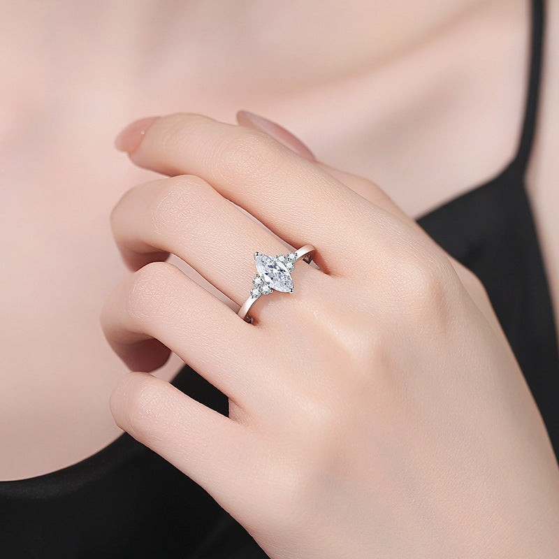 [Bling Jewelrys]ELEGANT MARQUISE CUT MOISSANITE RING WITH SIDE ACCENTS
