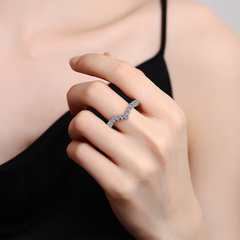 [Bling Jewelrys]ELEGANT V-SHAPED CHEVRON MOISSANITE RING