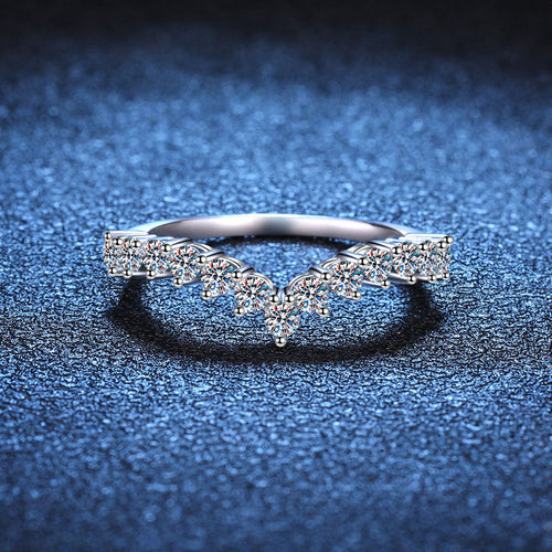 [Bling Jewelrys]ELEGANT V-SHAPED CHEVRON MOISSANITE RING