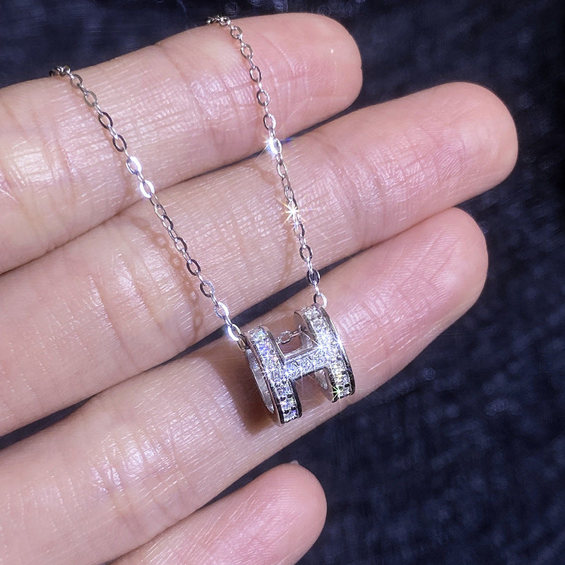 {
  "Bling Jewelrys": "ブリングジュエリー",
  "FULL-PAVE \"H\" MOISSANITE PENDANT NECKLACE": "フルパヴェ \"H\" モアサナイト ペンダントネックレス"
}