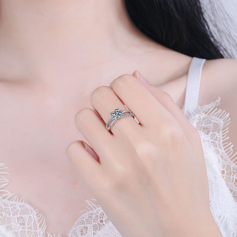 {
  "Bling Jewelrys": "ブリング・ジュエリー",
  "ELEGANT 4-PRONG CROSSOVER MOISSANITE ENGAGEMENT RING": "エレガント 4本爪 クロスオーバー モアサナイト 婚約指輪"
}