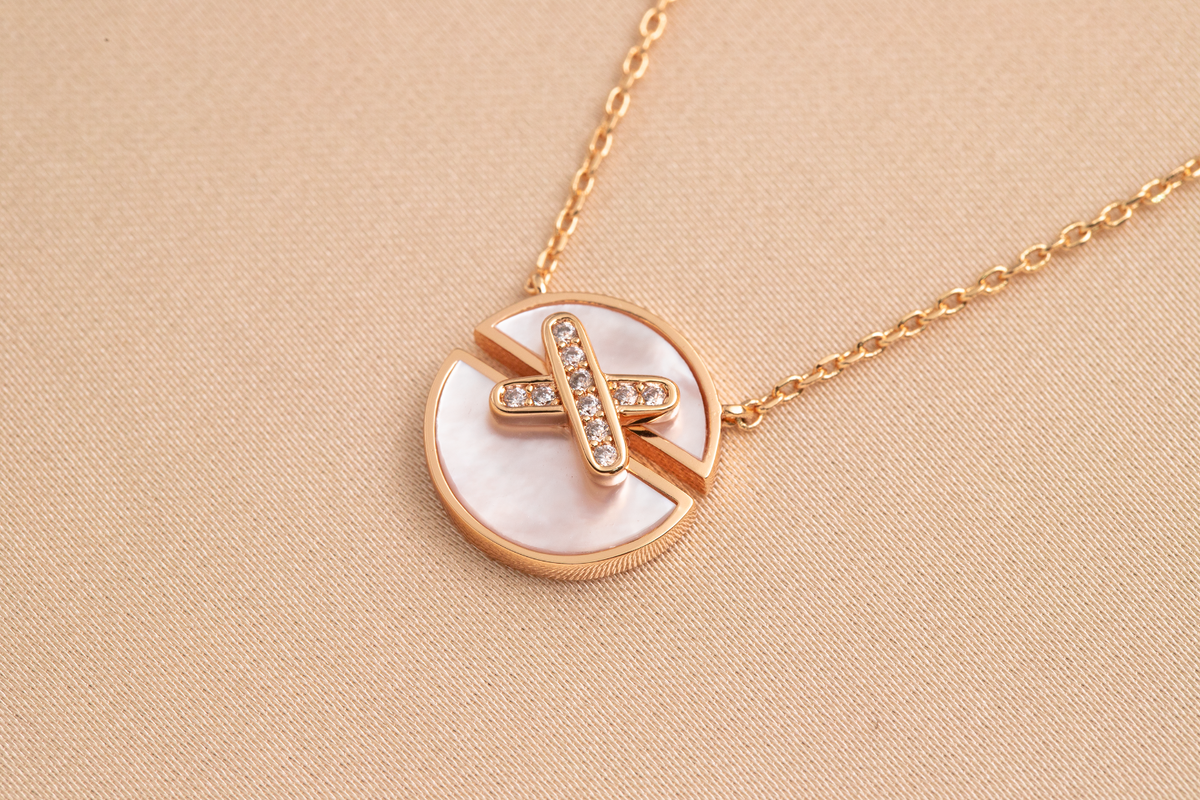 {"[Bling Jewelrys ]JEUX DE PINK GOLD DIAMOND NECKLACE": "[Bling Jewelry] JEUX DE HALSKETTE AUS ROSEGOLD MIT DIAMANTEN"}