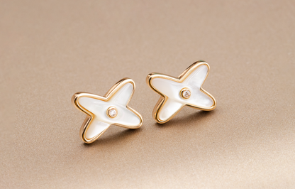 {
  "Bling Jewelrys ": "ブリング・ジュエリー ホワイトマザーオブパール ローズゴールド ダイヤモンドピアス"
}