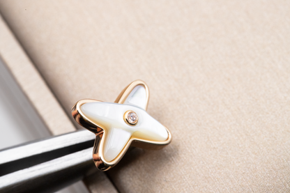 {
  "Bling Jewelrys ": "ブリング・ジュエリー ホワイトマザーオブパール ローズゴールド ダイヤモンドピアス"
}