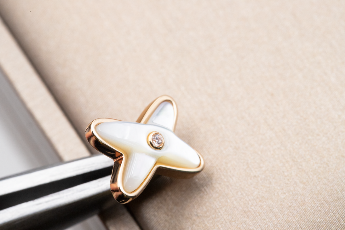 {
"Bling Jewelrys ": "ブリングジュエリー ホワイトマザーオブパール ピンクゴールド ダイヤモンドピアス"
}