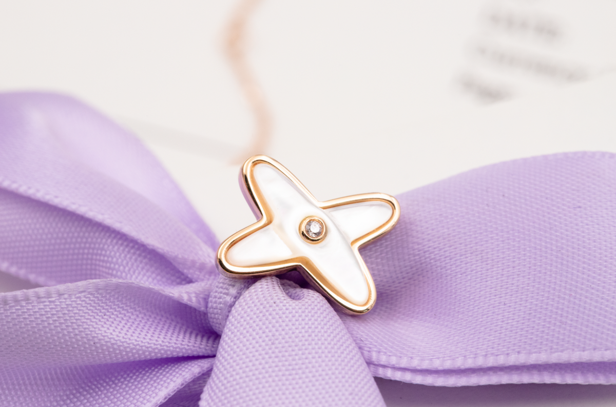 {
"Bling Jewelrys ": "ブリングジュエリー ホワイトマザーオブパール ピンクゴールド ダイヤモンドピアス"
}