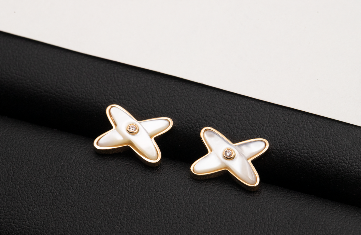 {
  "Bling Jewelrys ": "ブリング・ジュエリー ホワイトマザーオブパール ローズゴールド ダイヤモンドピアス"
}
