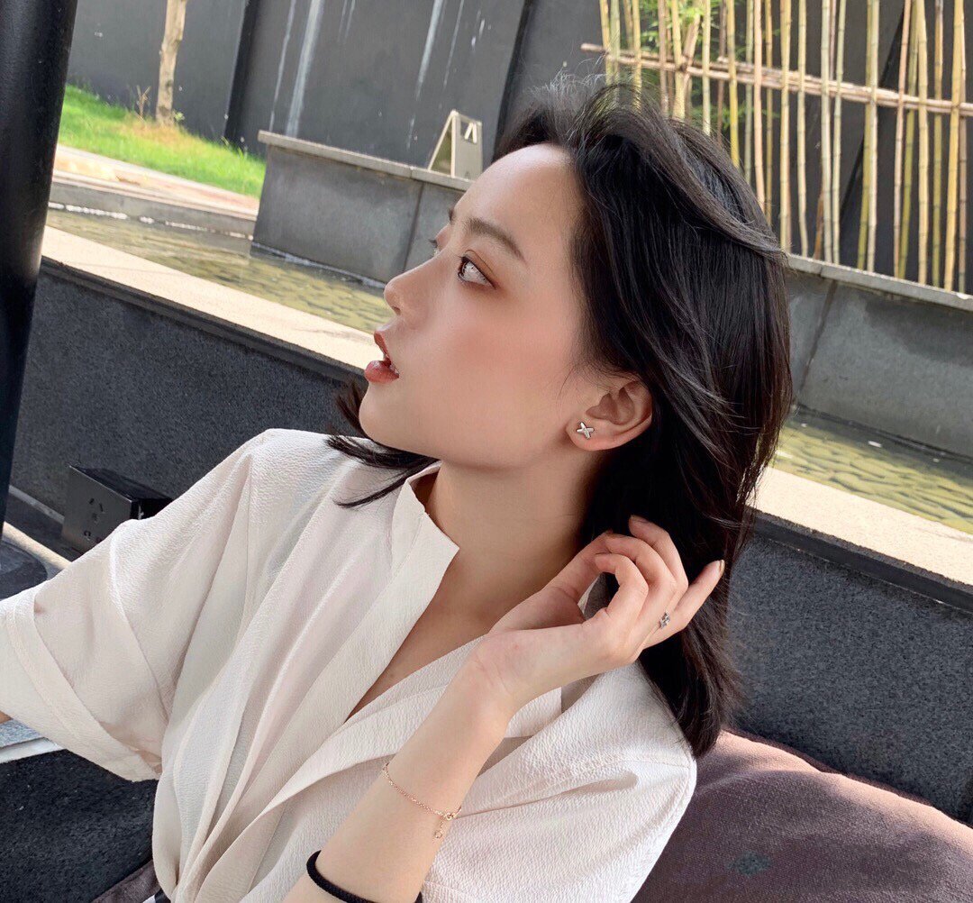 {
"Bling Jewelrys ": "ブリングジュエリー ホワイトマザーオブパール ピンクゴールド ダイヤモンドピアス"
}