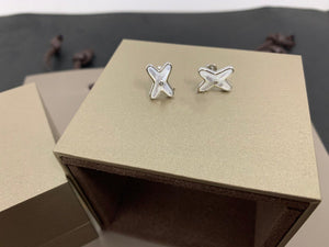 {
  "Bling Jewelrys": "ブリングジュエリー",
  "JEUX DE WHITE MOP SILVER DIAMOND EARRINGS": "ホワイトマザーオブパール シルバー ダイヤモンドピアス"
}