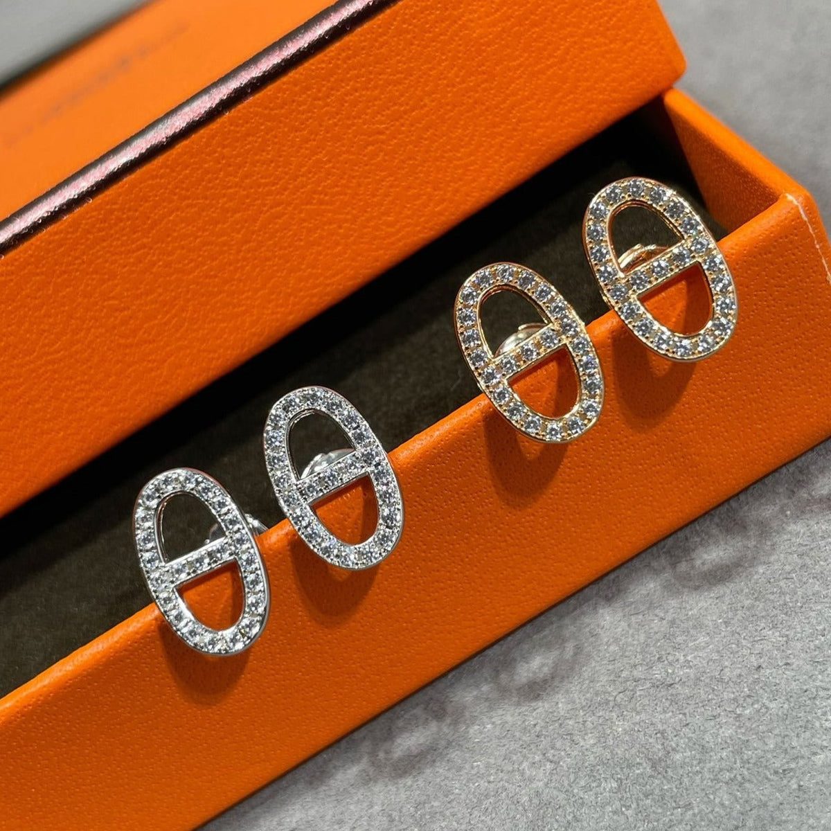 {
"Bling Jewelrys": "Bling Jewelry",
"HM FULL DIAMOND PIG NOSE STUD EARRINGS": "VOLL BESETZTE DIAMANT-SCHWEINENASEN-STECHER"
}