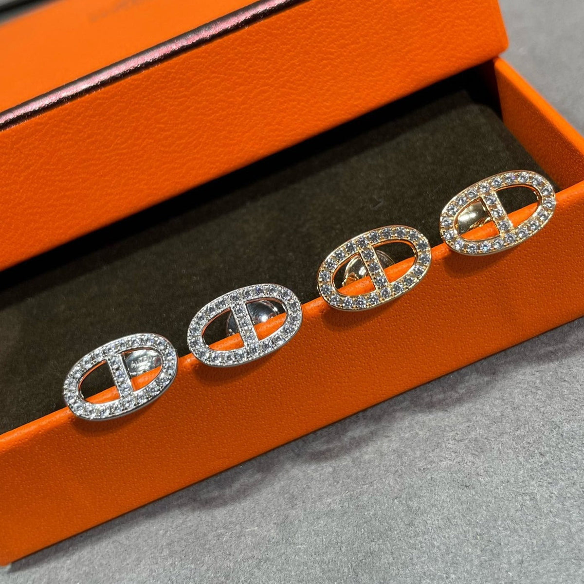 {
"Bling Jewelrys": "Bling Jewelry",
"HM FULL DIAMOND PIG NOSE STUD EARRINGS": "VOLL BESETZTE DIAMANT-SCHWEINENASEN-STECHER"
}