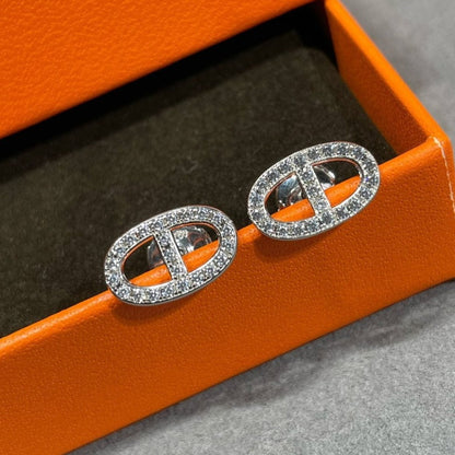 {
"Bling Jewelrys": "Bling Jewelry",
"HM FULL DIAMOND PIG NOSE STUD EARRINGS": "VOLL BESETZTE DIAMANT-SCHWEINENASEN-STECHER"
}