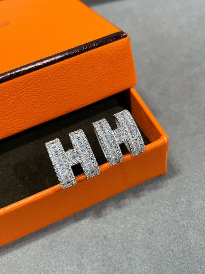 [Bling Jewelrys ]H STUD EARRINGS WITH SILVER DIAMONDS