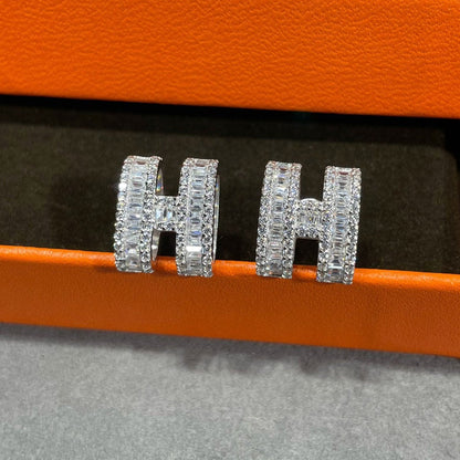 [Bling Jewelrys ]H STUD EARRINGS WITH SILVER DIAMONDS