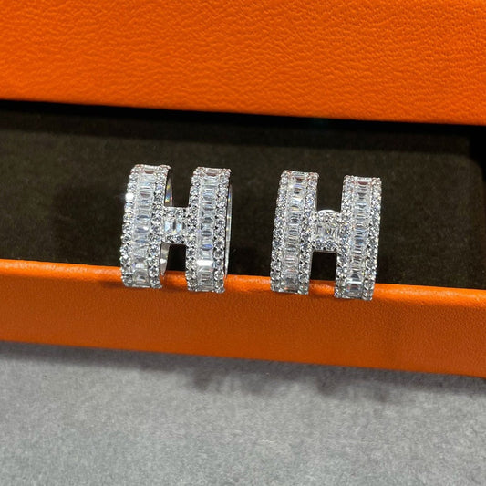 [Bling Jewelrys ]H STUD EARRINGS WITH SILVER DIAMONDS