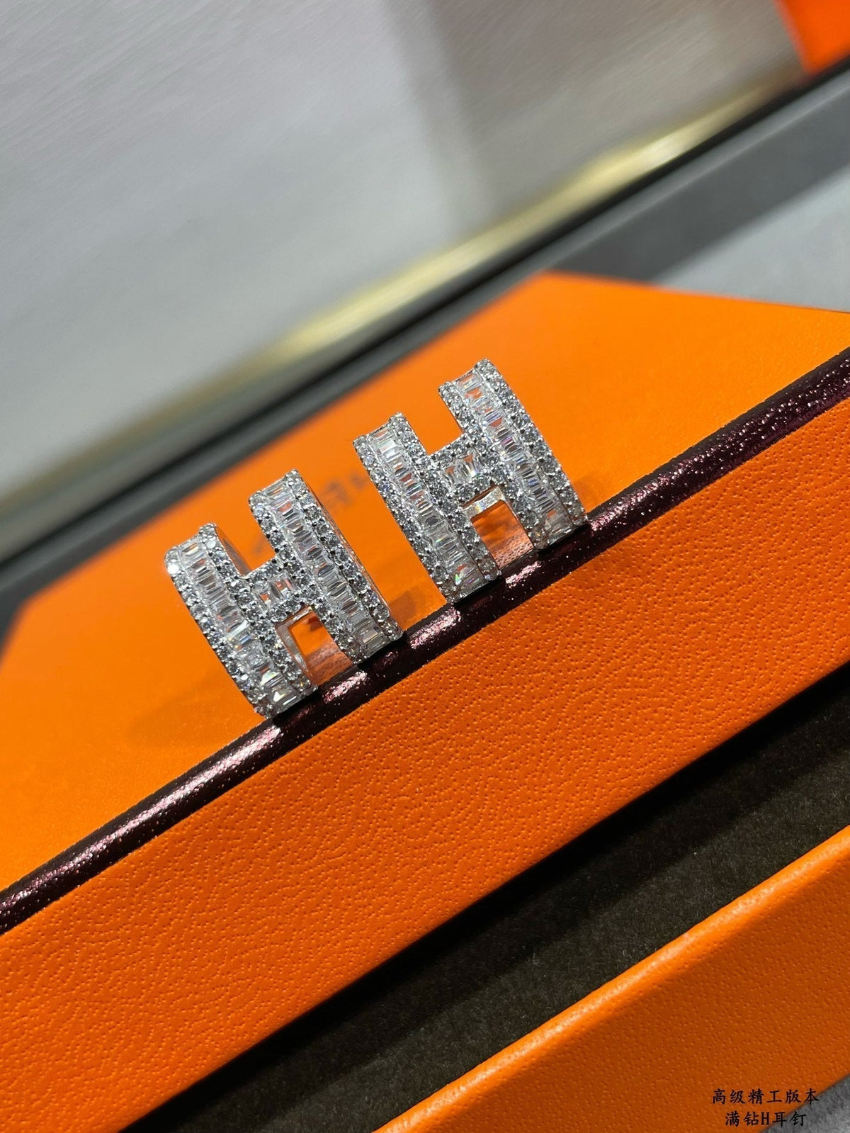 [Bling Jewelrys ]H STUD EARRINGS WITH SILVER DIAMONDS