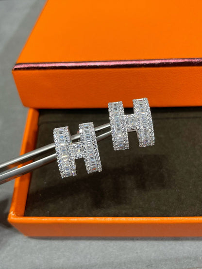 [Bling Jewelrys ]H STUD EARRINGS WITH SILVER DIAMONDS