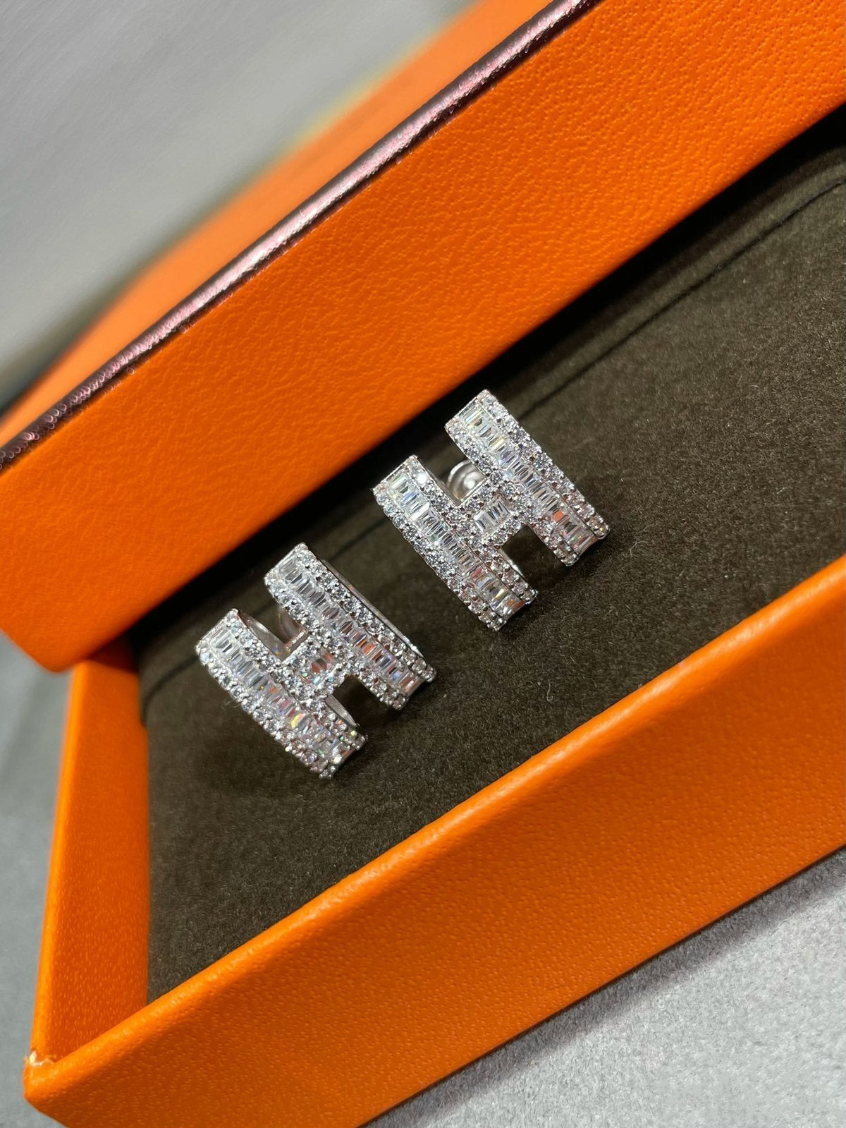 [Bling Jewelrys ]H STUD EARRINGS WITH SILVER DIAMONDS