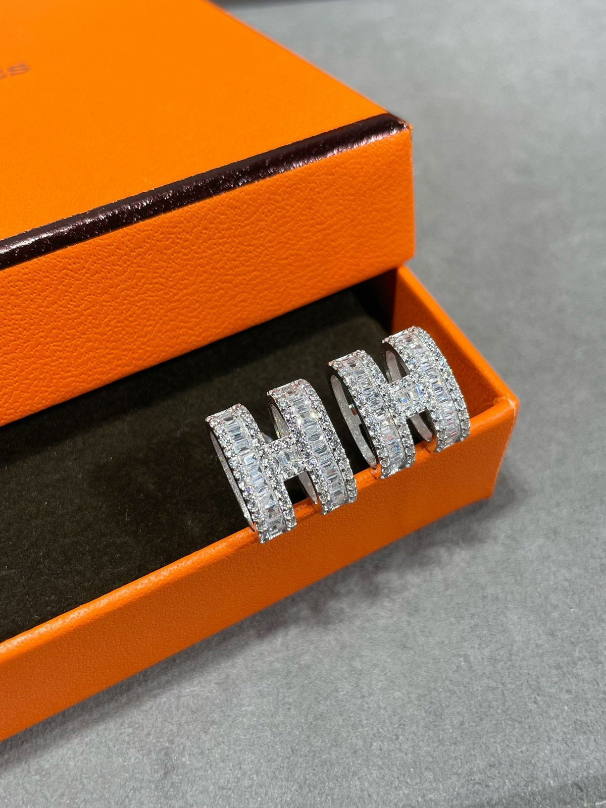 [Bling Jewelrys ]H STUD EARRINGS WITH SILVER DIAMONDS