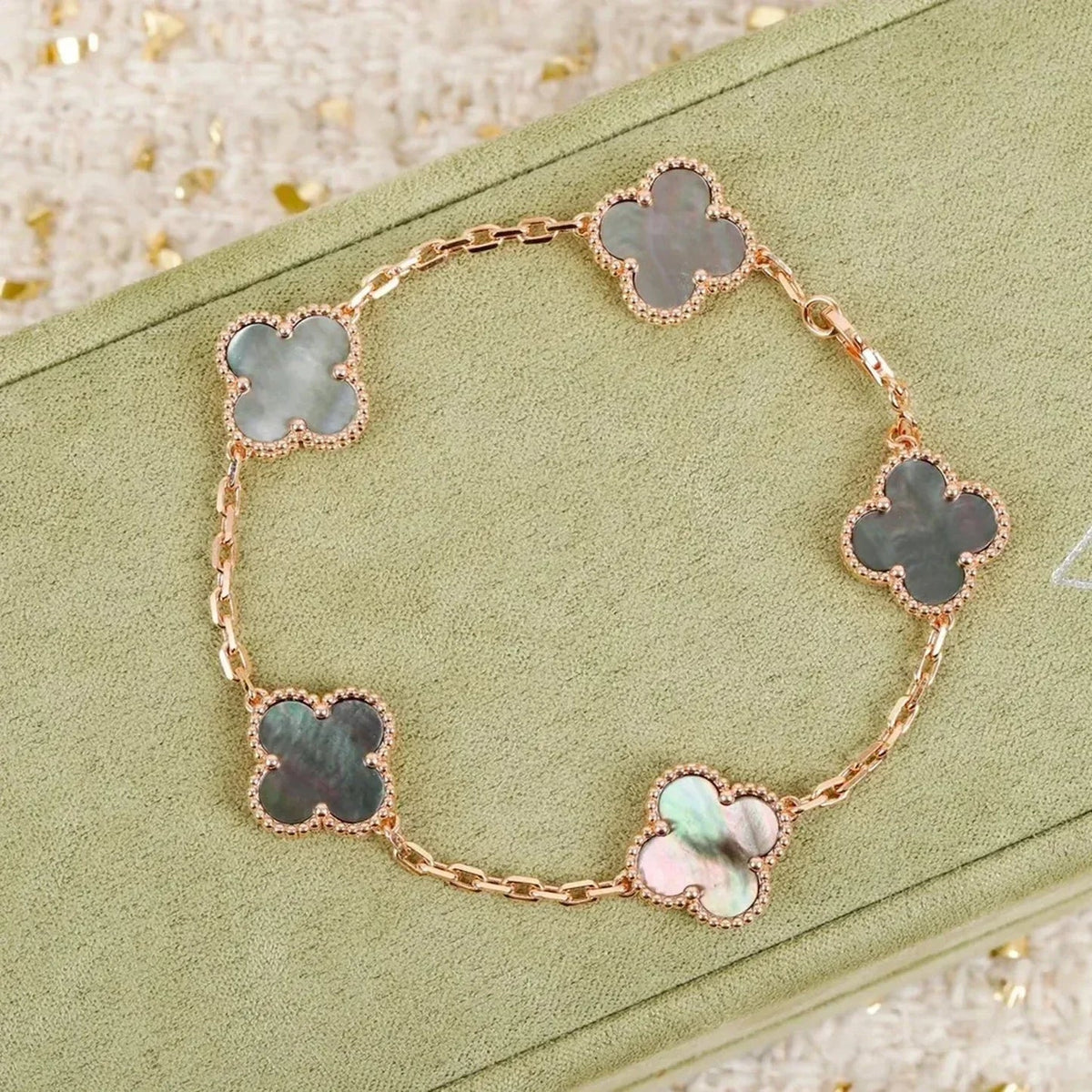 {
  "Bling Jewelrys": "Bling Jewelry",
  "CLOVER 5 MOTIF GRAY MOP BRACELET COLLECTION": "KLEEBLATT 5-MOTIV GRAU PERLMUTT ARMBAND KOLLEKTION"
}