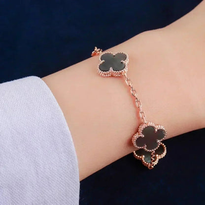 {
  "Bling Jewelrys": "Bling Jewelry",
  "CLOVER 5 MOTIF GRAY MOP BRACELET COLLECTION": "KLEEBLATT 5-MOTIV GRAU PERLMUTT ARMBAND KOLLEKTION"
}