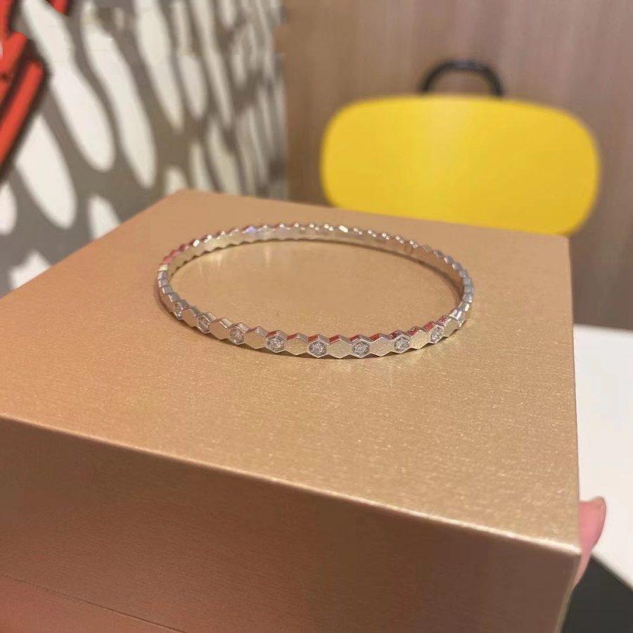 {
  "Bling Jewelrys": "ブリングジュエリー",
  "BEE LOVE SILVER DIAMOND BRACELET": "ビー・ラブ シルバーダイヤモンドブレスレット"
}