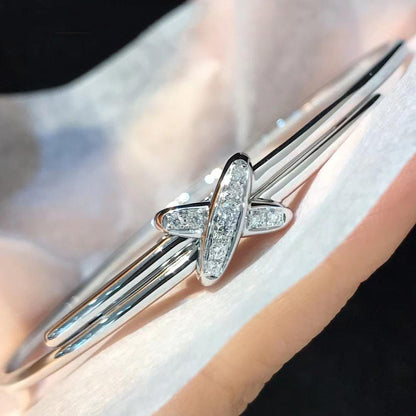 {"Bling Jewelrys ": "Bling Jewelrys ", "JEUX DE BRACELET SILVER DIAMONDS": "ARMBANDSET SILBER DIAMANTEN"}