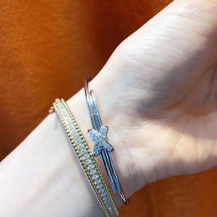 {"Bling Jewelrys ": "Bling Jewelrys ", "JEUX DE BRACELET SILVER DIAMONDS": "ARMBANDSET SILBER DIAMANTEN"}