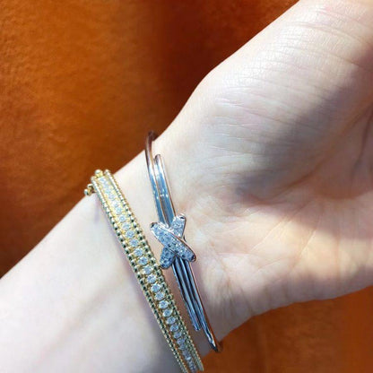 {"Bling Jewelrys ": "Bling Jewelrys ", "JEUX DE BRACELET SILVER DIAMONDS": "ARMBANDSET SILBER DIAMANTEN"}