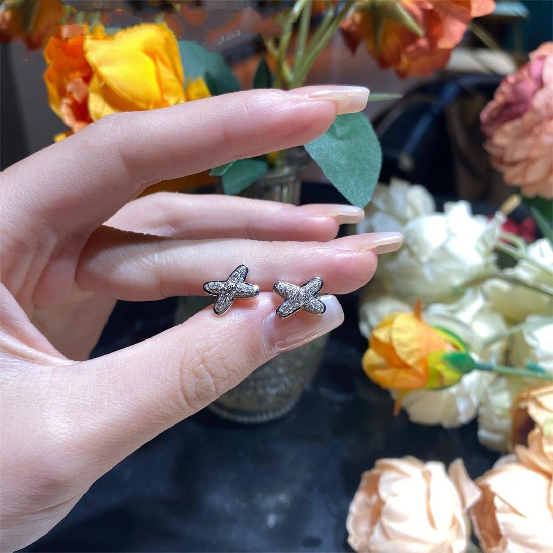 {
  "Bling Jewelrys": "ブリングジュエリー",
  "JEUX DE SILVER DIAMOND EARRINGS": "シルバーダイヤモンドピアス"
}