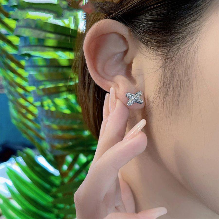 {
  "Bling Jewelrys": "ブリングジュエリー",
  "JEUX DE SILVER DIAMOND EARRINGS": "シルバーダイヤモンドピアス"
}