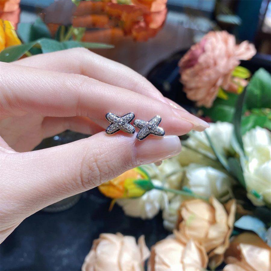 {
  "Bling Jewelrys": "ブリングジュエリー",
  "JEUX DE SILVER DIAMOND EARRINGS": "シルバーダイヤモンドピアス"
}