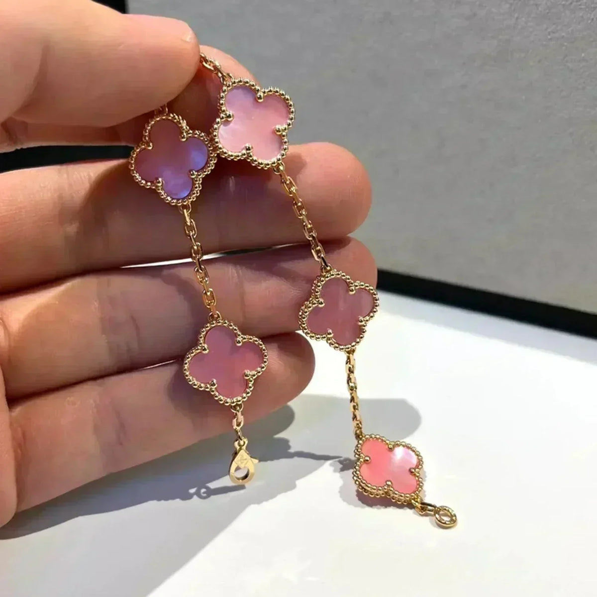 {
  "Bling Jewelrys": "ブリングジュエリー",
  "CLOVER 5 MOTIFS": "クローバー 5モチーフ",
  "PINK MOP BRACELET COLLECTION": "ピンクMOPブレスレットコレクション"
}