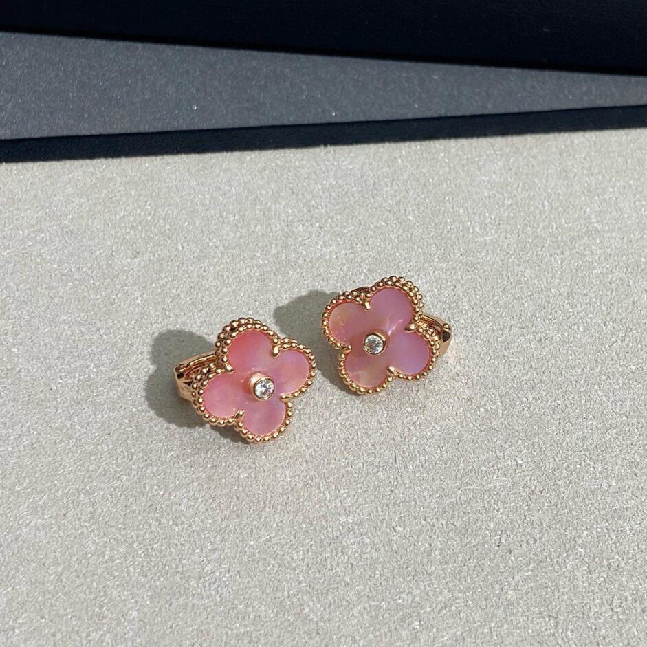 {
  "Bling Jewelrys": "Bling Jewelrys",
  "CLOVER MEDIUM 1 DIAMOND PINK EARRINGS": "KLEEBLATT MITTEL 1 DIAMANT ROSA OHRRINGE"
}