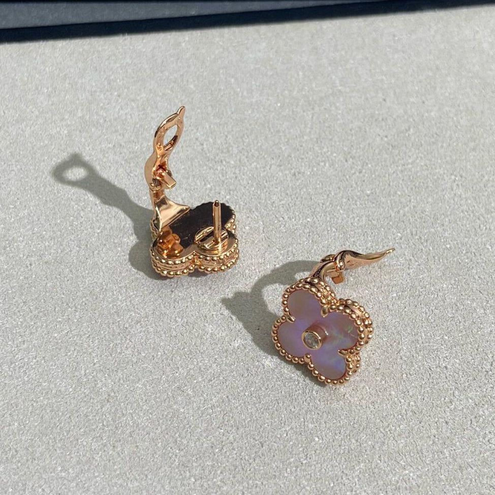 {
  "Bling Jewelrys": "Bling Jewelrys",
  "CLOVER MEDIUM 1 DIAMOND PINK EARRINGS": "KLEEBLATT MITTEL 1 DIAMANT ROSA OHRRINGE"
}