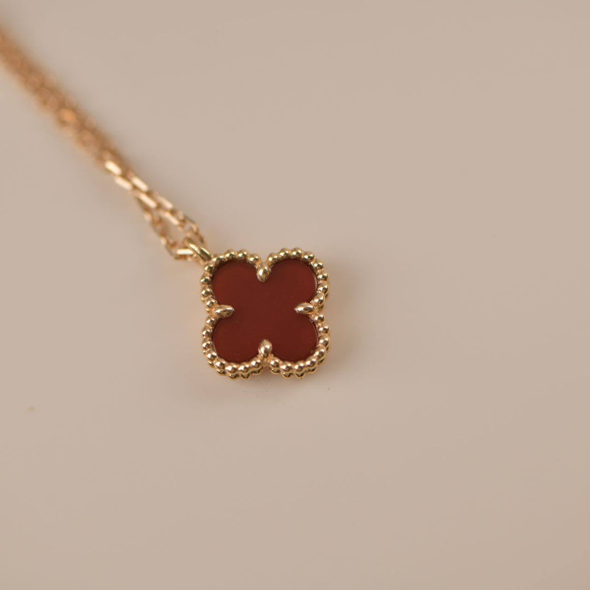 [Bling Jewelrys ]CLOVER MINI 9.5MM WHITE CARNELIANS NECKLACE
