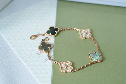 {
  "Bling Jewelrys": "Bling Jewelry",
  "CLOVER 5 MOTIF GRAY MOP BRACELET COLLECTION": "KLEEBLATT 5-MOTIV GRAU PERLMUTT ARMBAND KOLLEKTION"
}