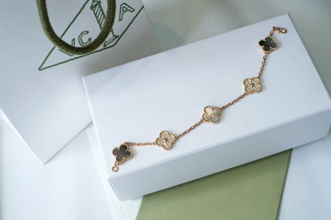 {
  "Bling Jewelrys": "Bling Jewelry",
  "CLOVER 5 MOTIF GRAY MOP BRACELET COLLECTION": "KLEEBLATT 5-MOTIV GRAU PERLMUTT ARMBAND KOLLEKTION"
}