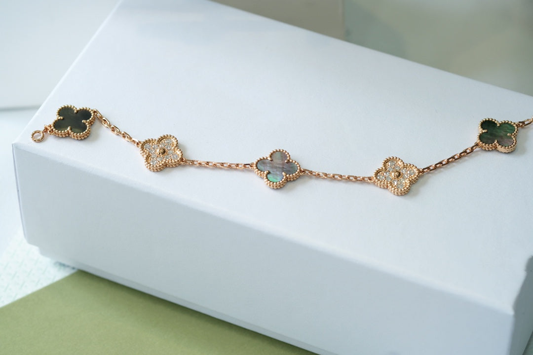 {
  "Bling Jewelrys": "Bling Jewelry",
  "CLOVER 5 MOTIF GRAY MOP BRACELET COLLECTION": "KLEEBLATT 5-MOTIV GRAU PERLMUTT ARMBAND KOLLEKTION"
}