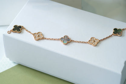 {
  "Bling Jewelrys": "Bling Jewelry",
  "CLOVER 5 MOTIF GRAY MOP BRACELET COLLECTION": "KLEEBLATT 5-MOTIV GRAU PERLMUTT ARMBAND KOLLEKTION"
}
