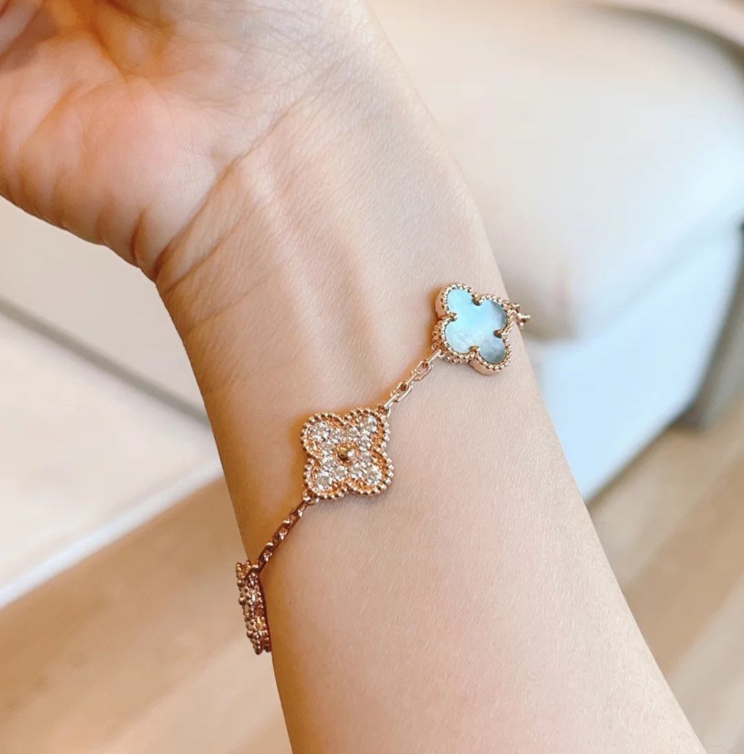 {
  "Bling Jewelrys": "Bling Jewelry",
  "CLOVER 5 MOTIF GRAY MOP BRACELET COLLECTION": "KLEEBLATT 5-MOTIV GRAU PERLMUTT ARMBAND KOLLEKTION"
}