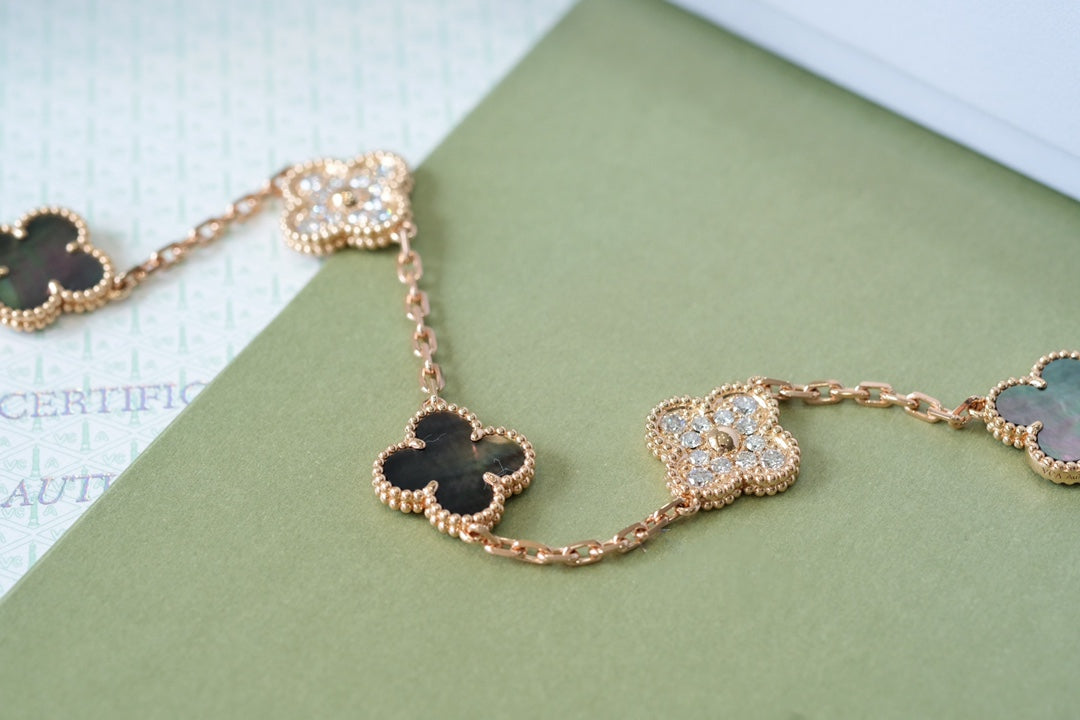 {
  "Bling Jewelrys": "Bling Jewelry",
  "CLOVER 5 MOTIF GRAY MOP BRACELET COLLECTION": "KLEEBLATT 5-MOTIV GRAU PERLMUTT ARMBAND KOLLEKTION"
}