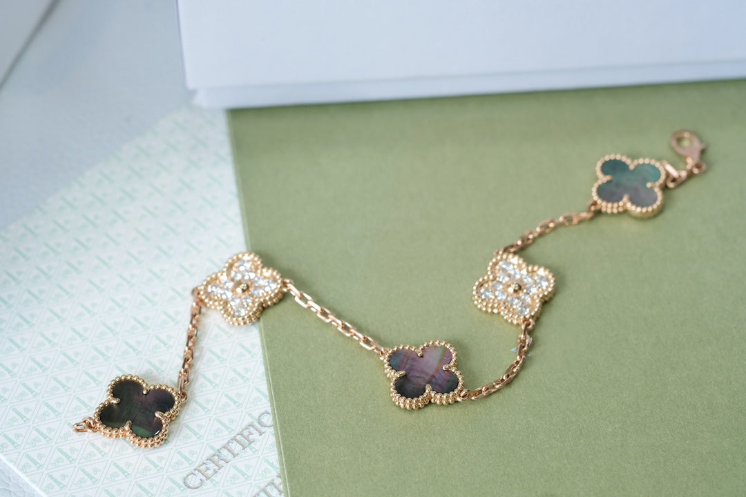 {
  "Bling Jewelrys": "Bling Jewelry",
  "CLOVER 5 MOTIF GRAY MOP BRACELET COLLECTION": "KLEEBLATT 5-MOTIV GRAU PERLMUTT ARMBAND KOLLEKTION"
}
