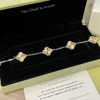 {
  "Bling Jewelrys": "ブリングジュエリー",
  "CLOVER 5 MOTIFS CHRISTMAS LIMITED EDITION BRACELET": "クローバー 5モチーフ クリスマス限定ブレスレット"
}