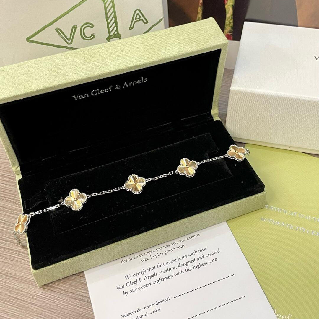 {
  "Bling Jewelrys": "ブリングジュエリー",
  "CLOVER 5 MOTIFS CHRISTMAS LIMITED EDITION BRACELET": "クローバー 5モチーフ クリスマス限定ブレスレット"
}