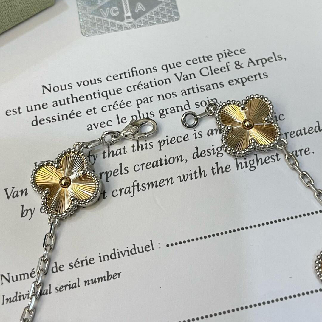 {
  "Bling Jewelrys": "ブリングジュエリー",
  "CLOVER 5 MOTIFS CHRISTMAS LIMITED EDITION BRACELET": "クローバー 5モチーフ クリスマス限定ブレスレット"
}